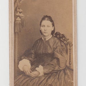 antique CDV Photo 1800s Victorian Young Woman Fancy Dress Carrollton, OH Carte de Visite