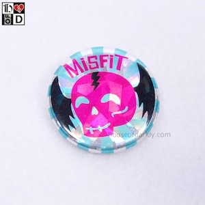 Przypinka holograficzna Flying Skully "MISFIT" 1,25"