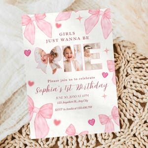Pode incluir: Um convite de aniversário rosa e branco com o texto "GIRLS JUST WANNA BE ONE". O convite apresenta laços rosa, corações e estrelas. Inclui uma foto de uma criança e detalhes para o 1º aniversário de Sophia.