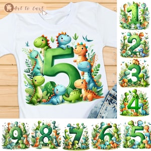 Puede incluir: Camiseta blanca con un gran número 5 verde rodeado de dinosaurios de dibujos animados coloridos. Imágenes adicionales muestran los números 1-9 con ilustraciones de dinosaurios. La camiseta tiene el texto "Art to Cart".