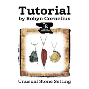 Puede incluir: Tutorial de Robyn Cornelius, Little Rock Jewellery Studio, que muestra tres diseños de colgantes diferentes con engastes de piedras inusuales. Los colgantes presentan una piedra turquesa, una piedra roja y una concha fosilizada.
