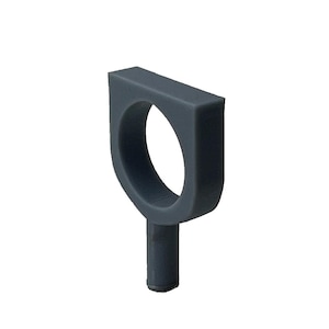 Puede incluir: Un letrero de madera hecho a mano con el texto "Welcome to our home" en un estilo manuscrito. El letrero está pintado de blanco con un acabado envejecido y un borde marrón oscuro. Un pequeño corazón decorativo está adjunto en la parte inferior.