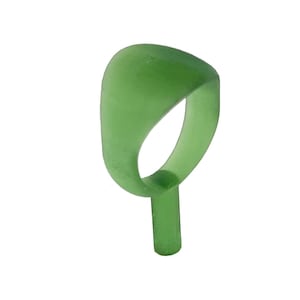 Może przedstawiać: Przezroczysty zielony pierścień o zakrzywionym, pętelkowym kształcie. Pierścień ma trzon rozciągający się od dołu, tworząc unikalny i abstrakcyjny kształt. Obiekt umieszczony jest na gładkim, białym tle.