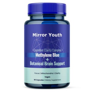 Może przedstawiać: Niebieska butelka z suplementem z niebieską zakrętką. Etykieta głosi "Mirror Youth" i wymienia "Methylene Blue" i "Botanical Brain Support" jako składniki. Etykieta podaje również "90 kapsułek | Suplement diety".