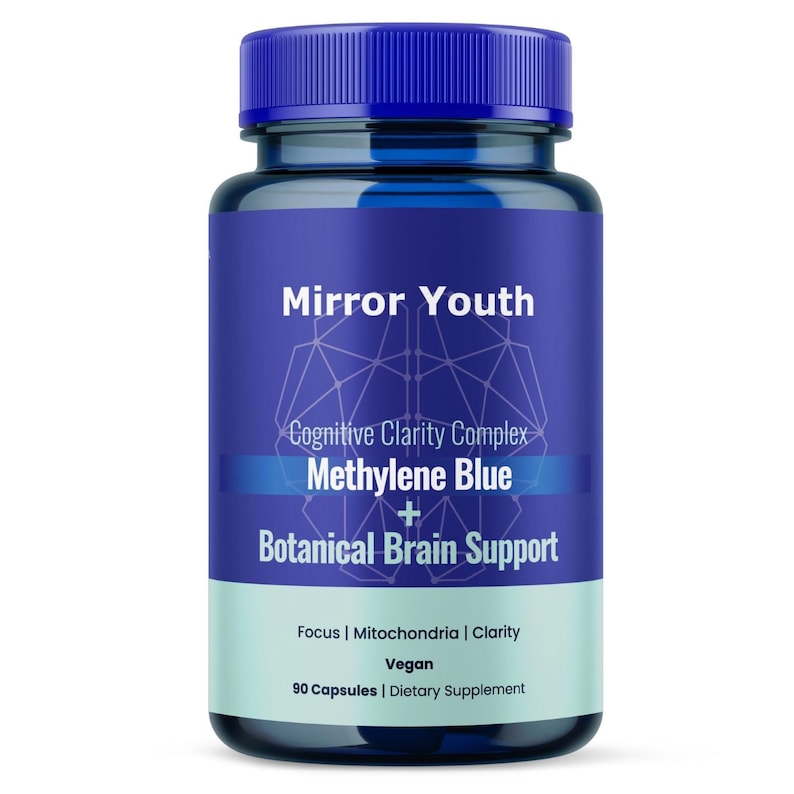 Może przedstawiać: Niebieska butelka z suplementem z niebieską zakrętką. Etykieta głosi "Mirror Youth" i wymienia "Methylene Blue" i "Botanical Brain Support" jako składniki. Etykieta podaje r&oacute;wnież "90 kapsułek | Suplement diety".
