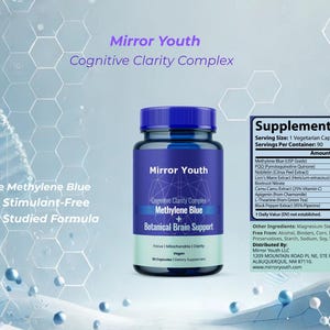 Może przedstawiać: Niebieska butelka suplement&oacute;w Mirror Youth Cognitive Clarity Complex. Etykieta głosi "Methylene Blue + Botanical Brain Support". Tło przedstawia nić DNA i tekst wskazujący, że produkt jest wegański, bez soi i bez stymulant&oacute;w.
