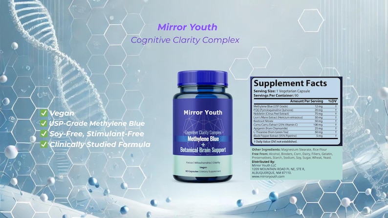 Może przedstawiać: Niebieska butelka suplement&oacute;w Mirror Youth Cognitive Clarity Complex. Etykieta głosi "Methylene Blue + Botanical Brain Support". Tło przedstawia nić DNA i tekst wskazujący, że produkt jest wegański, bez soi i bez stymulant&oacute;w.