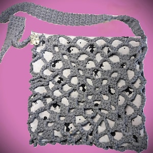 Bolso Peek-a-Boo para caniche. Exterior de ganchillo, interior de tela, forrado, con bolsillo y cremallera. Tirador de cremallera multiusos.