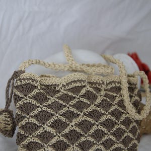 Handgefertigte Häkelpapiergarntasche, spezielle Handarbeit, perfekt für den Sommer, umweltfreundliches, stilvolles und leichtes Accessoire für jeden Anlass