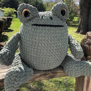 Ready to Ship/Fat Bull Frog with Fly/Large Toad/bullfrog Plushie/Crochet/Gift/With Fly/decor/Huge Frog/Handmade/stuffed animal