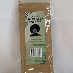 Könnte beinhalten: Ein brauner Beutel mit einem Etikett, auf dem "Kontri Gal Yellow Soup Spice Mix" steht. Das Etikett enthält auch eine Comic-Illustration einer Frau mit Afro und den Text "Cameroon Product Organic unadulterated Net weight: 1.5oz".