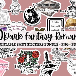 Könnte beinhalten: Ein Set mit 40 druckbaren Aufklebern mit Motiven aus der dunklen Fantasy-Romantik. Die Aufkleber enthalten Illustrationen von Skeletten, Rosen, Dolchen, Büchern und Texten wie "Von einer Fee geküsst, von der Handlung zerstört" und "Triggerwarnungen? Ja bitte".