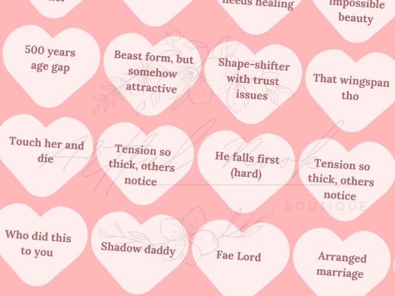 Pode incluir: Um fundo rosa com cart&otilde;es brancos em forma de cora&ccedil;&atilde;o. Cada cart&atilde;o tem uma frase de texto diferente. Algumas das frases incluem "500 anos de diferen&ccedil;a de idade", "Forma de besta, mas de alguma forma atraente", "Mudan&ccedil;a de forma com problemas de confian&ccedil;a", "Toque-a e morra", "Tens&atilde;o t&atilde;o espessa que outros notam", "Ele cai primeiro (duro)", "Essa envergadura de asas, ali&aacute;s", "Quem te fez isso?", "Pai sombra", "Senhor das fadas", e "Casamento arranjado".