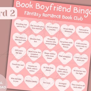 Pode incluir: Um cart&atilde;o de bingo rosa com o t&iacute;tulo "Book Boyfriend Bingo: Fantasy Romance Book Club" e uma grade de quadrados em forma de cora&ccedil;&atilde;o contendo frases como "Brooding, but soft for her", "Secret prince/royalty", "Wounded warrior who needs healing", e "Fae prince with impossible beauty".