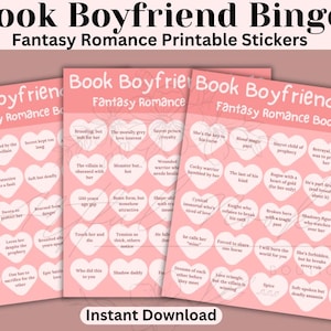 Pode incluir: Um cart&atilde;o de bingo rosa e branco com o t&iacute;tulo "Book Boyfriend Bingo: Fantasy Romance Book Club". O cart&atilde;o tem 25 quadrados, cada um com um tropo ou caracter&iacute;stica diferente de um namorado de livro de romance de fantasia.