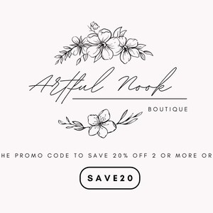 Pode incluir: Logotipo preto e branco para Artful Nook Boutique com um design floral. O texto "SAVE20" est&aacute; em um c&iacute;rculo branco com contorno preto.