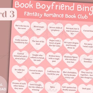 Pode incluir: Um cart&atilde;o de bingo rosa com o t&iacute;tulo "Book Boyfriend Bingo" e o subt&iacute;tulo "Fantasy Romance Book Club". O cart&atilde;o tem 25 quadrados, cada um com um tropo ou caracter&iacute;stica diferente de um namorado de livro de romance de fantasia. Os quadrados est&atilde;o dispostos em uma grade de 5x5.