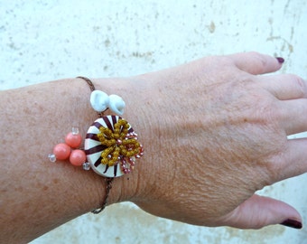 BOUTON RAYE bracelet assemblage button , paste glass & beaded flowers