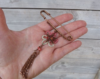 Kilt brooch with glass beads flower and chain tassel Handmade in France