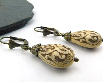 Vintage style teardrop earrings in soft beige with a coffee-brown vintage pattern. Aged brass, lightweight, romantic, feminine jewellery