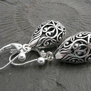 Gouttes en filigrane plaqué argent sur des crochets d'oreilles joliment incurvés. Féminin, ludique et intemporel. Boucles d'oreilles en argent patiné, sans nickel. image 4