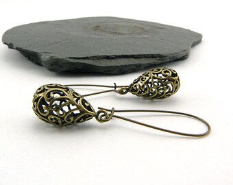 Boucles d'oreilles longues en filigrane. Gouttes creuses au motif romantique. Boucles d'oreilles sans nickel, bijoux ludiques, légers, rétro, style vintage