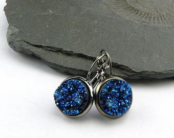 Boucles d'oreilles élégantes en faux druzy cabochon scintillant bleu nuit. Montures en bronze à canon, sans nickel. Fils d'oreille à levier. Bijoux de vacances