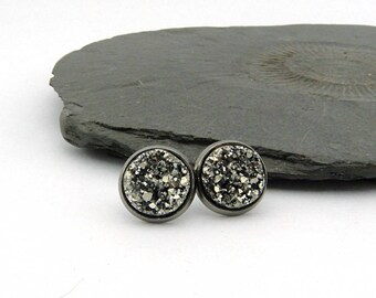 Faux druzy. Boucles d'oreilles clous rock scintillantes. Cabochons 12 mm. Mica anthracite et argenté. Boucles d'oreilles festives et scintillantes, sans nickel