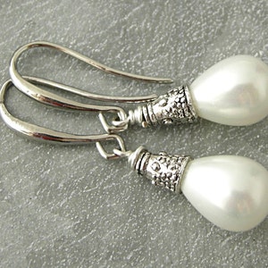 Goutte Perlées. Boucles d'Oreilles avec perles blanche en verre, éléments argentée, sans nickel. Elégantes, féminines, festive. Idee cadeau image 6