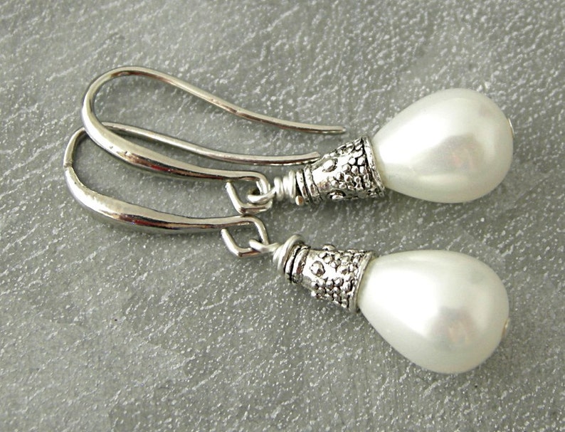 Goutte Perlées. Boucles d'Oreilles avec perles blanche en verre, éléments argentée, sans nickel. Elégantes, féminines, festive. Idee cadeau image 6