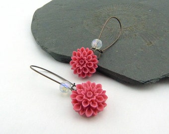 Magenta Funkel-Dahlien. Romantische Blüten-Cabochon Ohrringe mit schillerndem Glas-Kristall. Kupfer und Messing, nickelfrei, Blumenmädchen