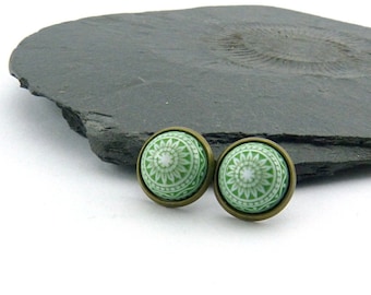 Soft green and white etched mosaic style cabochon ear posts in aged brass settings. Vintage style earrings, filigree pattern. 12 mm.