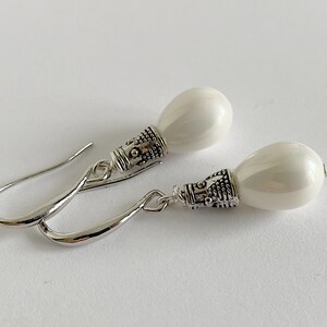 Goutte Perlées. Boucles d'Oreilles avec perles blanche en verre, éléments argentée, sans nickel. Elégantes, féminines, festive. Idee cadeau image 4