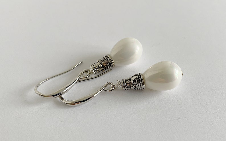 Goutte Perlées. Boucles d'Oreilles avec perles blanche en verre, éléments argentée, sans nickel. Elégantes, féminines, festive. Idee cadeau image 4