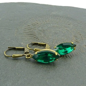 Emerald green marquise small cabochon earrings with green glass, framed in brass, folding brias, nickel-free, festive, dainty, retro image 3