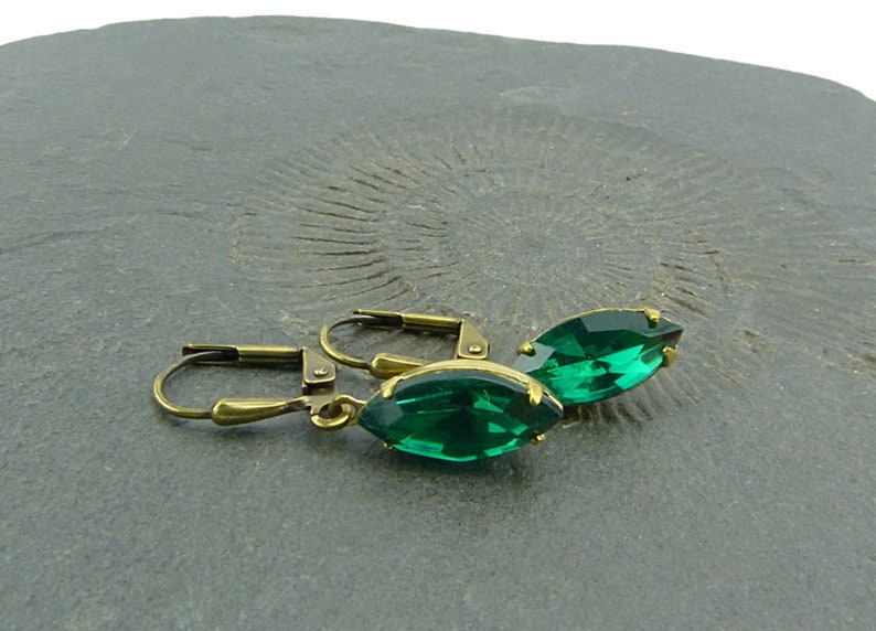 Emerald green marquise small cabochon earrings with green glass, framed in brass, folding brias, nickel-free, festive, dainty, retro image 3