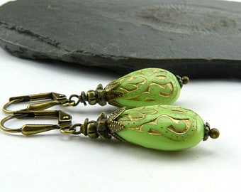 Vert Lime et Or - Boucles d’oreilles vintage. Boucles d’oreilles avec des gouttes de résine de filigrane et des éléments en laiton. Boucles d’oreilles sans nickel, patine