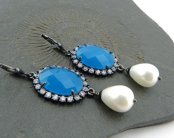 Bleu de Prusse, zircone et gouttes de nacre. Boucles d'oreilles festives et opulentes. Boucles d'oreilles festives. Boucles d'oreilles sans nickel, bijoux de mariée.