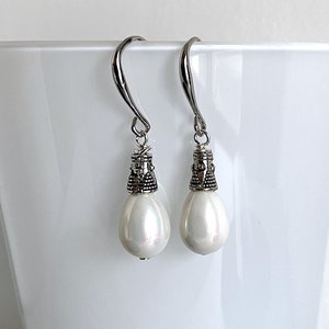 Goutte Perlées. Boucles d'Oreilles avec perles blanche en verre, éléments argentée, sans nickel. Elégantes, féminines, festive. Idee cadeau image 8