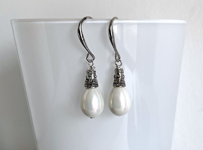 Goutte Perlées. Boucles d'Oreilles avec perles blanche en verre, éléments argentée, sans nickel. Elégantes, féminines, festive. Idee cadeau image 8