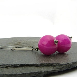 Shocking Pink & Black long dangling earrings with mountain jade beads. Nickel free, colorful earrings. Gift idea young girls imagem 4