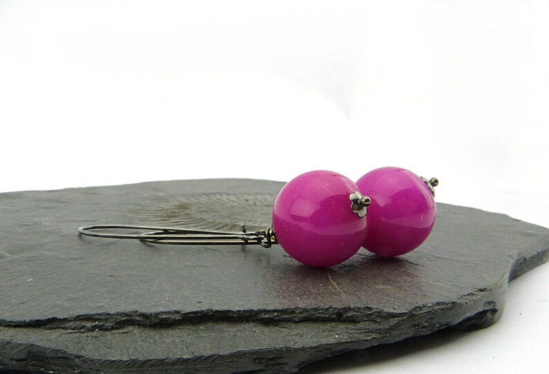 Shocking Pink & Black long dangling earrings with mountain jade beads. Nickel free, colorful earrings. Gift idea young girls imagem 4