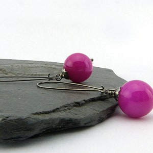 Shocking Pink & Black long dangling earrings with mountain jade beads. Nickel free, colorful earrings. Gift idea young girls imagem 1