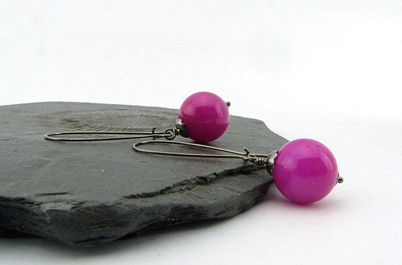 Shocking Pink & Black long dangling earrings with mountain jade beads. Nickel free, colorful earrings. Gift idea young girls imagem 1