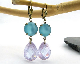 Couleurs froides, éclat ardent. Boucles d'oreilles pendantes en zircon avec cabochons vintage bleu clair et violet. Boucles d'oreilles festives romantiques pendantes