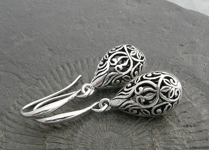 Gouttes en filigrane plaqué argent sur des crochets d'oreilles joliment incurvés. Féminin, ludique et intemporel. Boucles d'oreilles en argent patiné, sans nickel. image 3