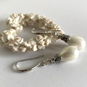 Goutte Perlées. Boucles d'Oreilles avec perles blanche en verre, éléments argentée, sans nickel. Elégantes, féminines, festive. Idee cadeau image 2