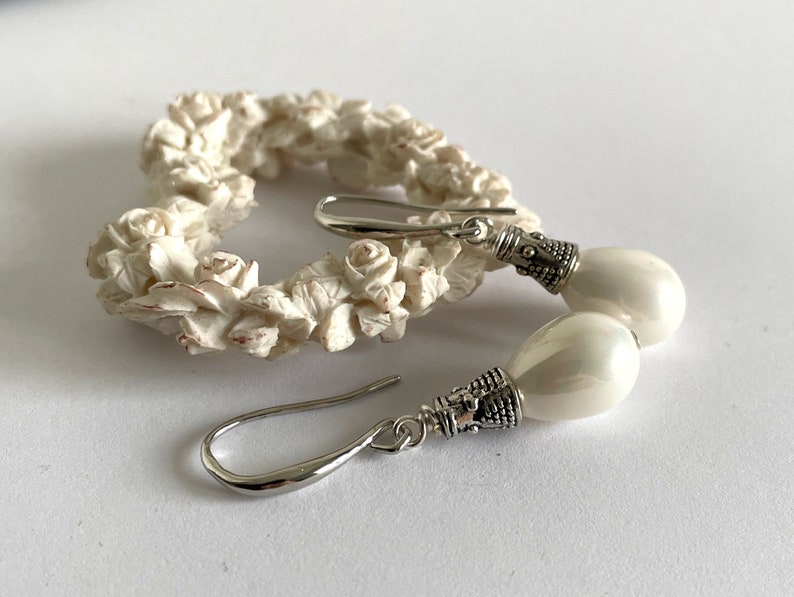 Goutte Perlées. Boucles d'Oreilles avec perles blanche en verre, éléments argentée, sans nickel. Elégantes, féminines, festive. Idee cadeau image 2