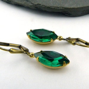 Emerald green marquise small cabochon earrings with green glass, framed in brass, folding brias, nickel-free, festive, dainty, retro image 1