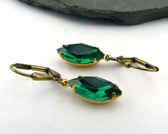 Emerald green marquise - small cabochon earrings with green glass, framed in brass, folding brias, nickel-free, festive, dainty, retro